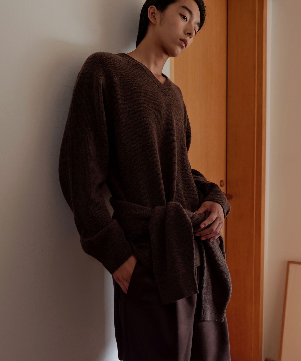 무신사 스탠다드(MUSINSA STANDARD) [빅토리아 울] 미니멀 리브드 브이 넥 니트 [브라운]