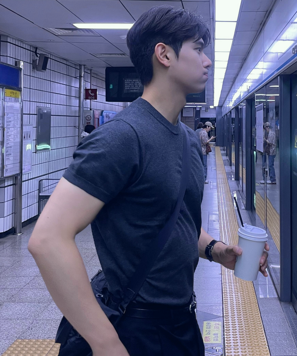 머슬핏 라운드 반팔 니트 [차콜]