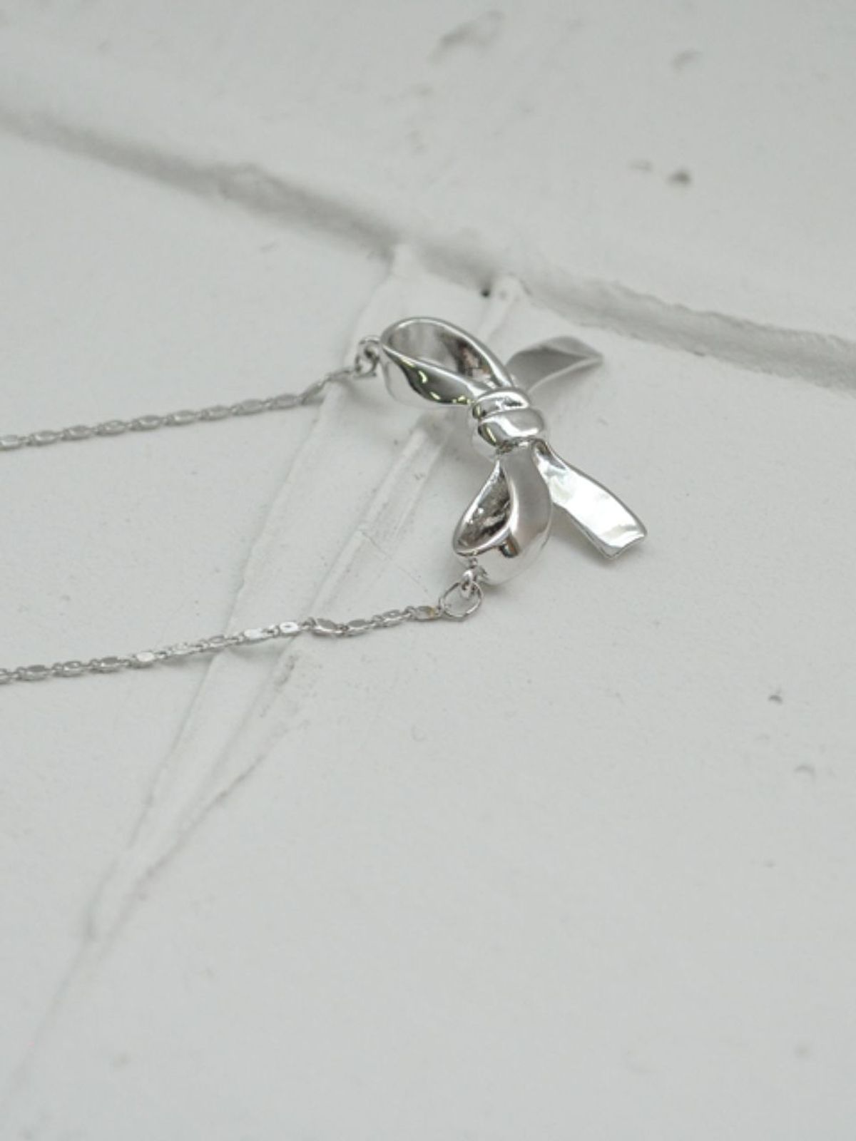 조에나(ZOENA) ribbon detail necklace.