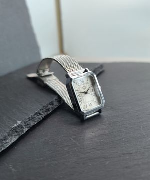 스퀘어 실버 메쉬밴드 여성 메탈시계