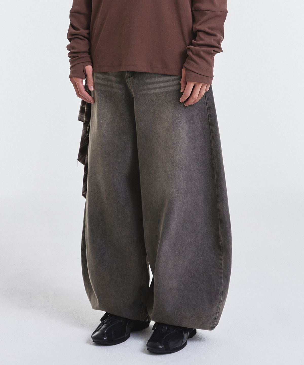 기철(KICHUL) BALLOON FIT DENIM PANTS (DARK BROWN)