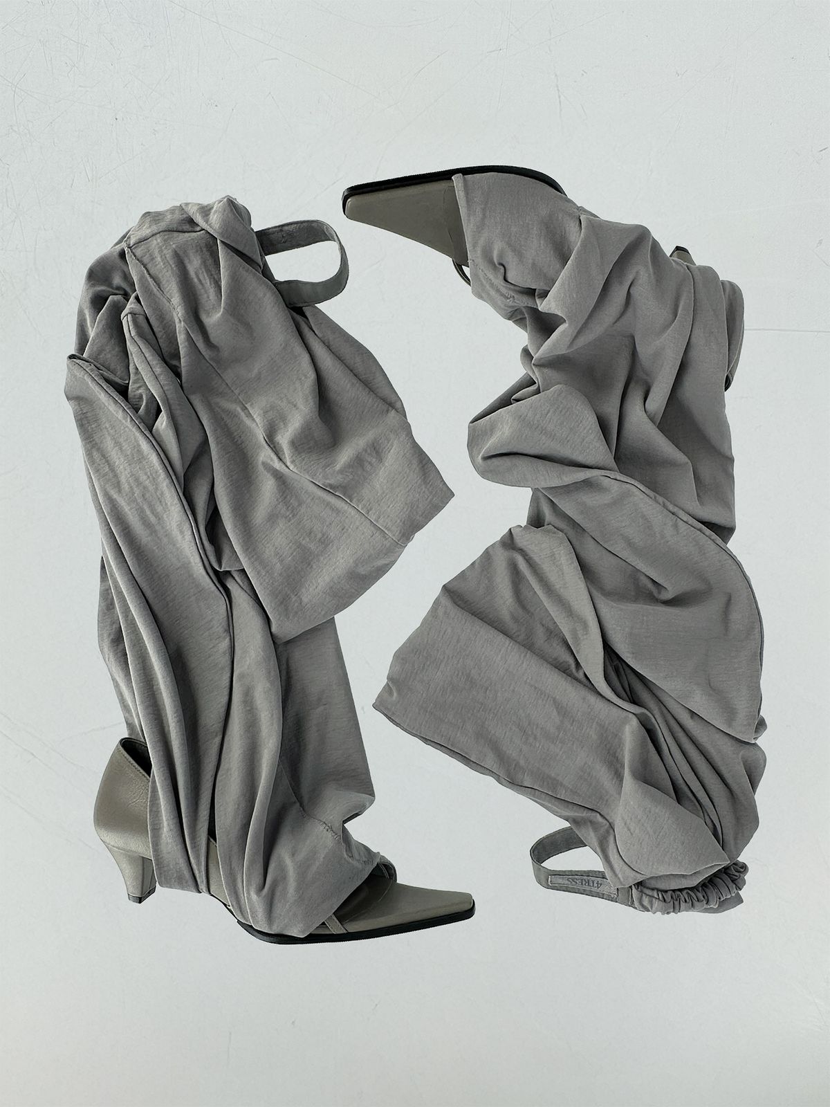 포트리스(4TRESS) LAYERED DRAPE LEATHER OPEN-TOE HEELS 01 GRAY
