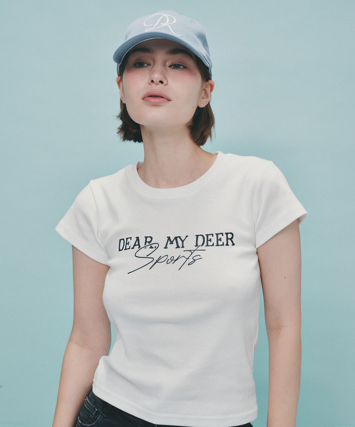디어마이디어(DEARMYDEER) 스포츠 로고 크롭 티셔츠 (화이트)
