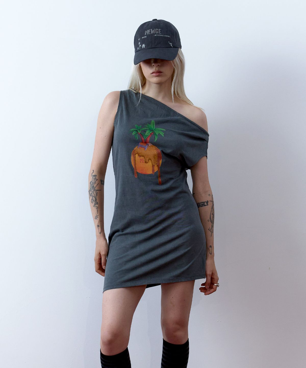 뉴제(NEWGE) Melting Fruit Dress (PIGMENT CHARCOAL)