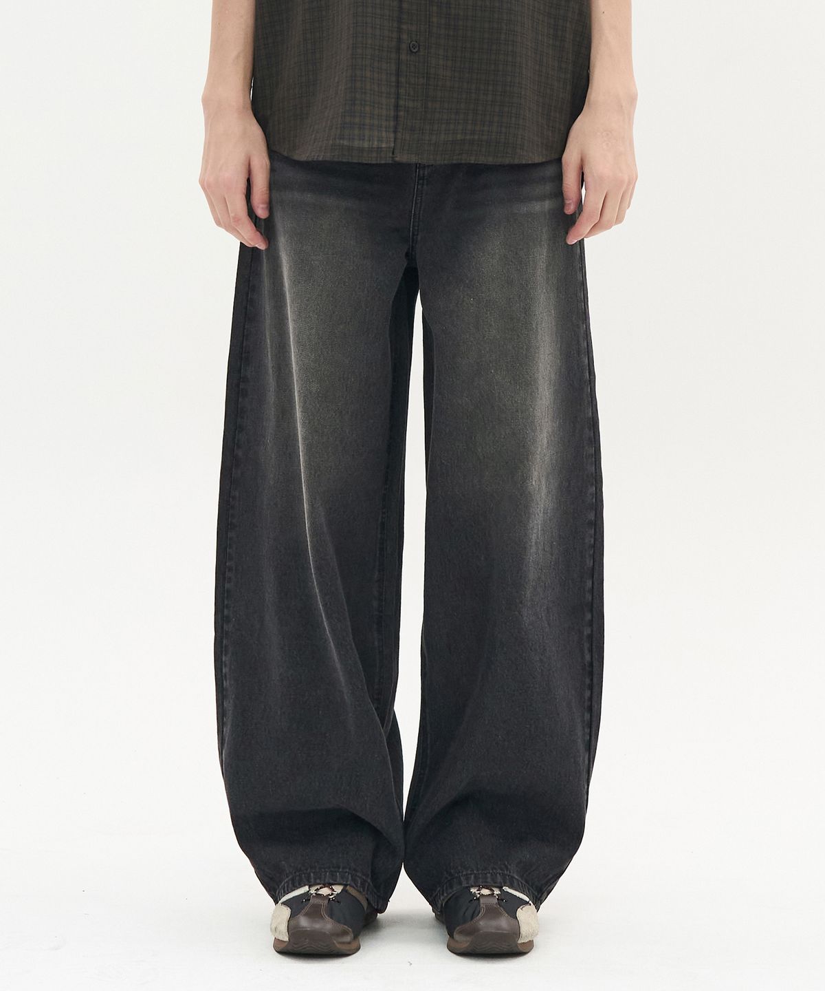 토피(TOFFEE) 커브드 와이드 데님 팬츠 (WASHED BLACK)