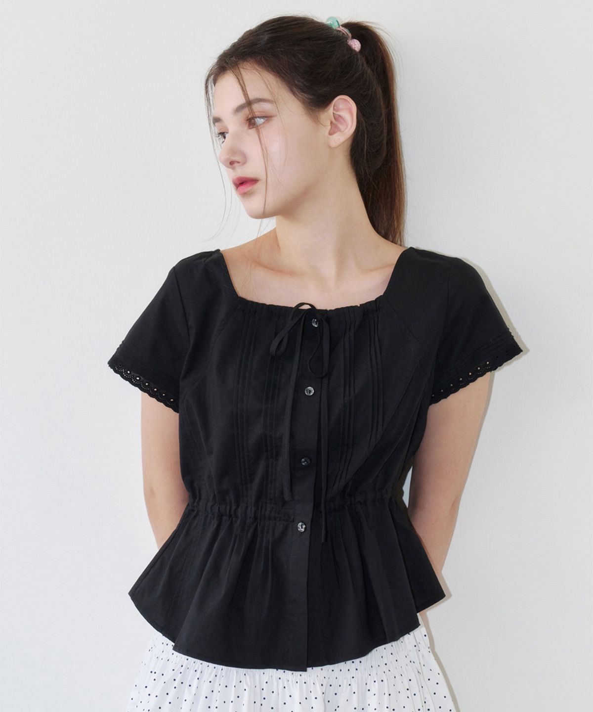 알키알카(ALKI ALKA) String Pintuck Blouse (Black)