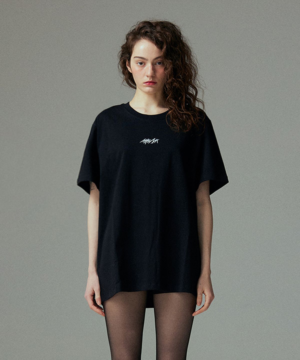 므아므(MMAM) [ESSENTIAL] Signature rain drop logo T-shirt