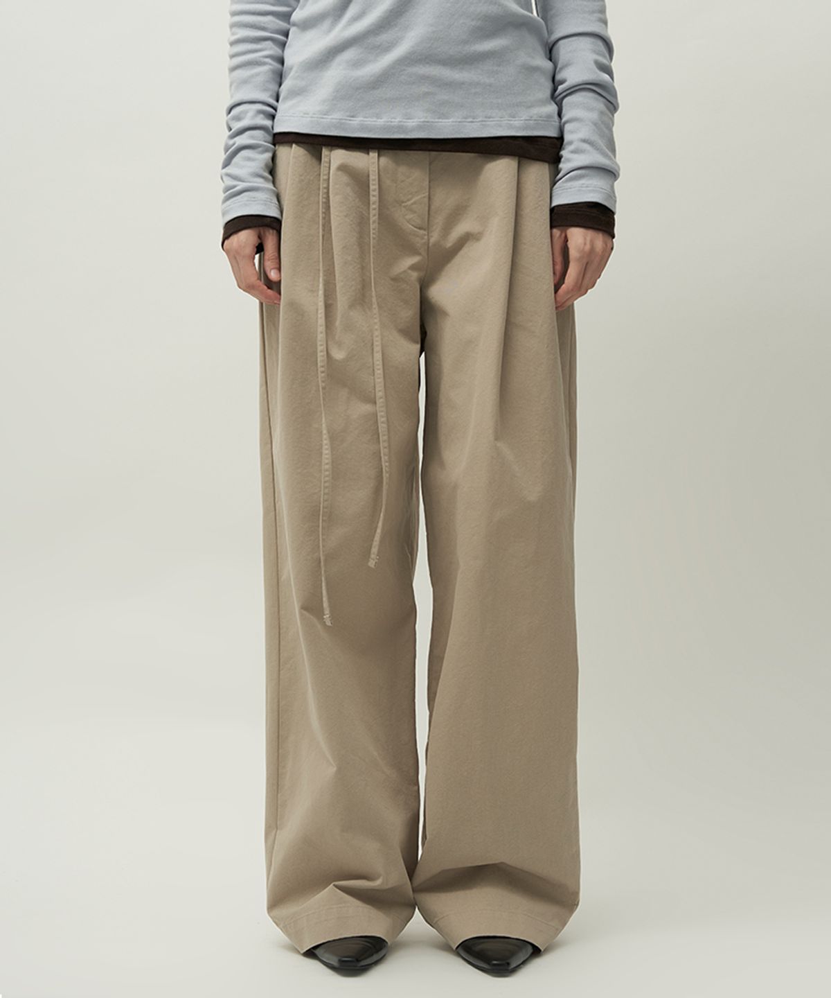 러프사이드 화이트라벨(ROUGH SIDE WHITE LABEL) Grace Tuck Pants Khaki Beige