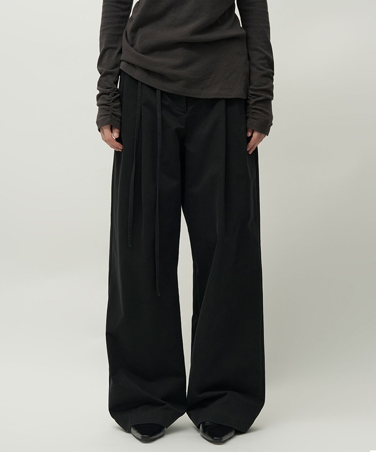 러프사이드 화이트라벨(ROUGH SIDE WHITE LABEL) Grace Tuck Pants Crow