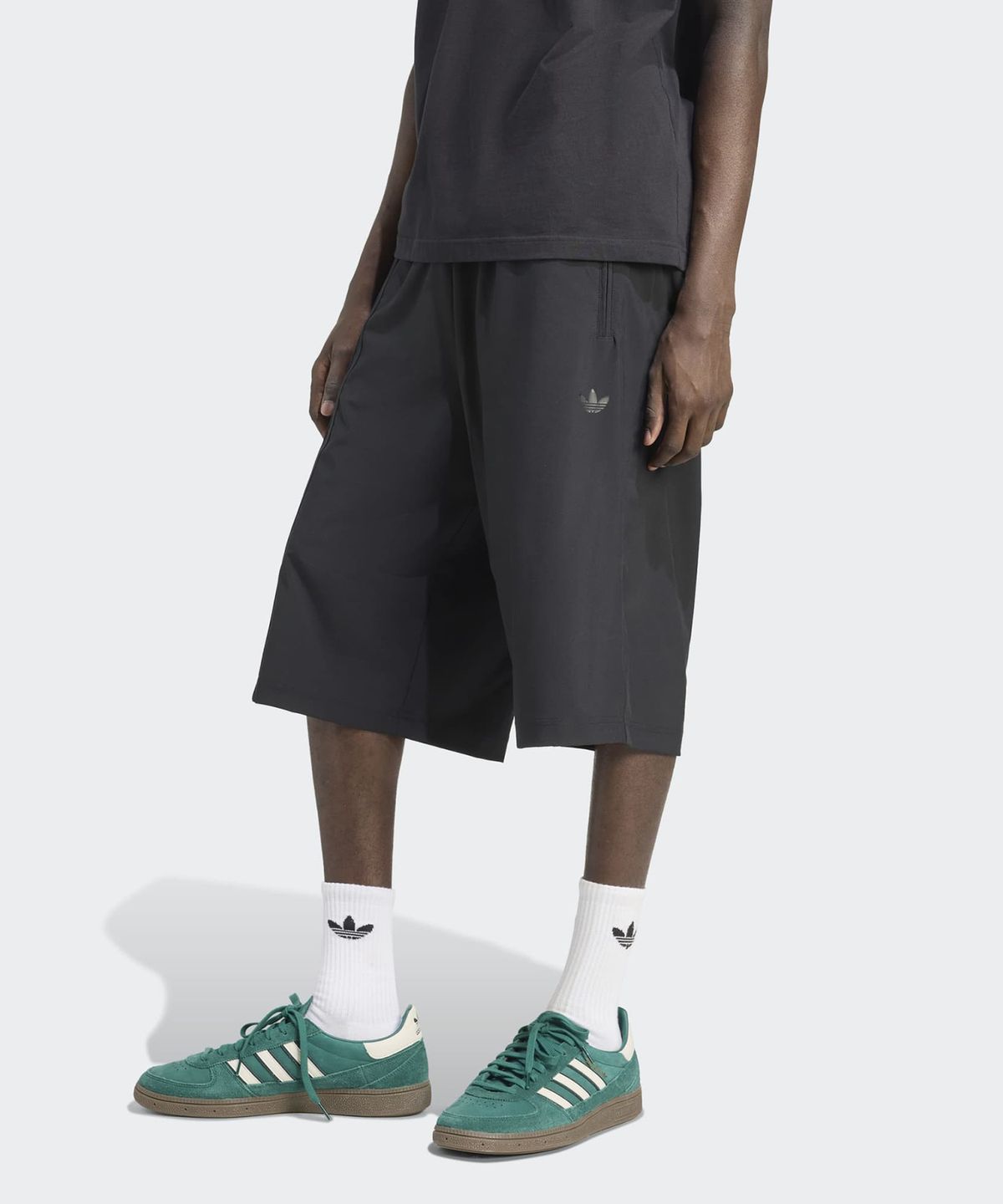 아디다스(ADIDAS) 파이어버드 오버사이즈 숏 팬츠 - 블랙:화이트 / JV9947