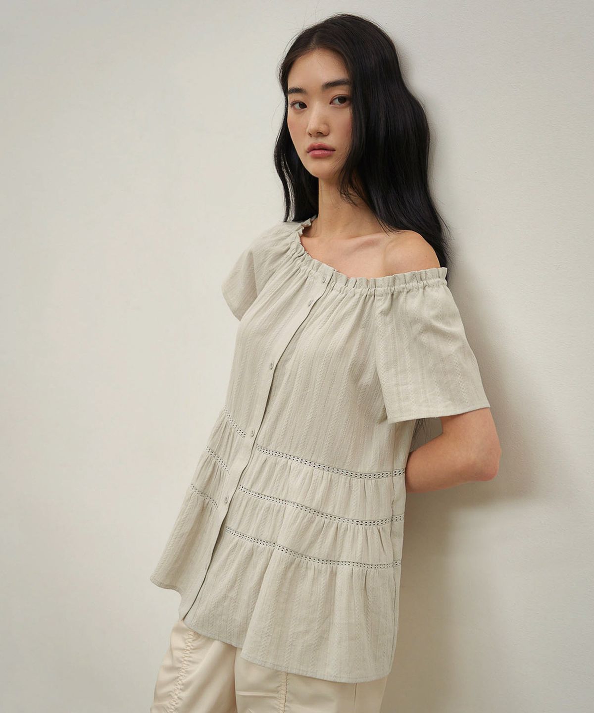 아우로(OURO) LACE FLARE BLOUSE [ PALE BLUE ]