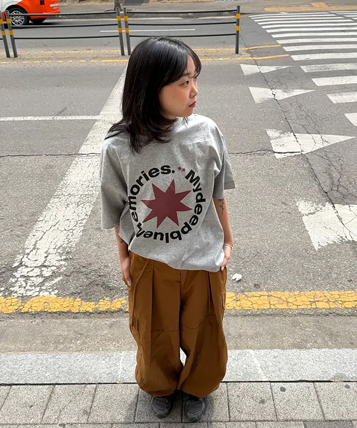 마이딥블루메모리즈(MY DEEP BLUE MEMORIES) Mm FRONT ROUND T-SHIRTS (GREY)