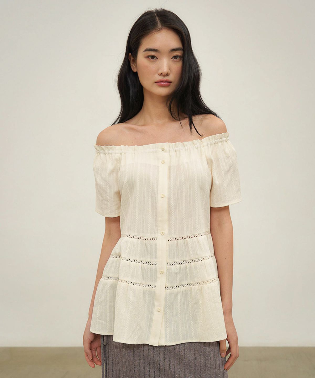 아우로(OURO) LACE FLARE BLOUSE [ CREAM ]