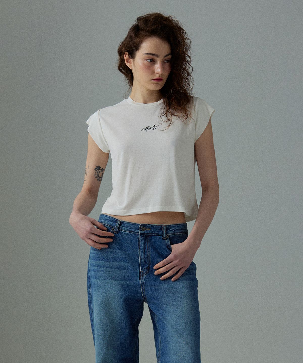 므아므(MMAM) [ESSENTIAL] Logo basic slim T-shirt