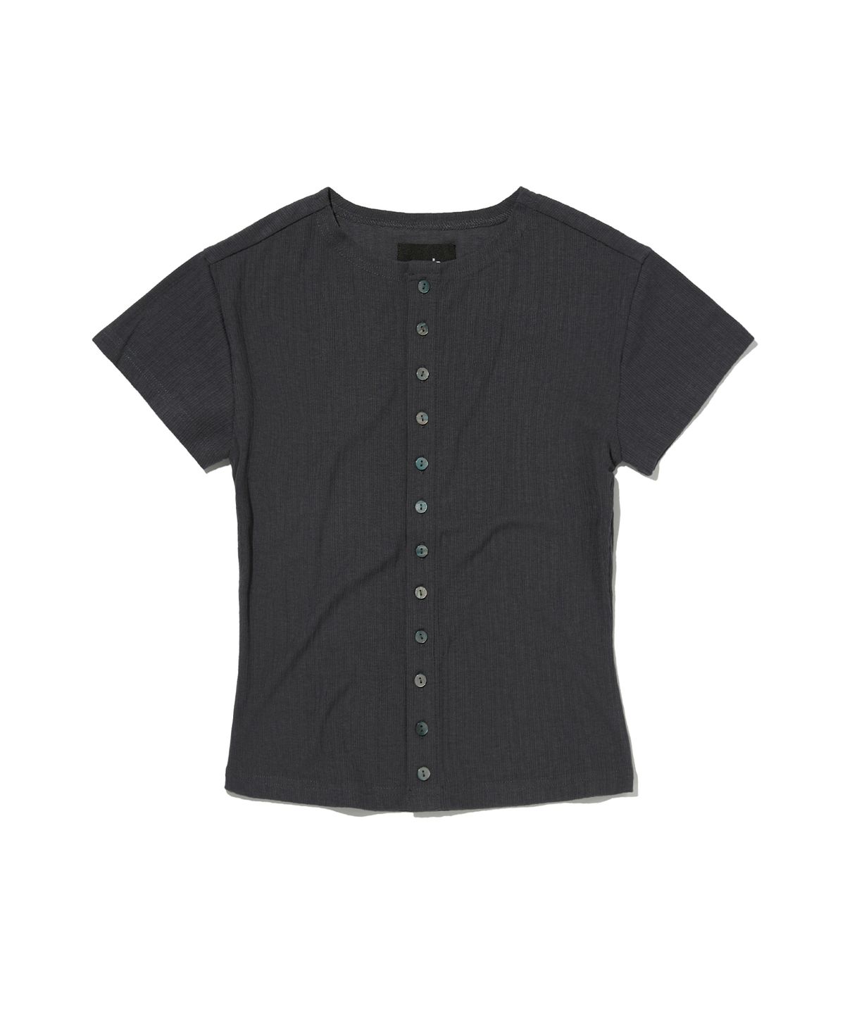 스웨이드(SUADE) BUTTON CROP TEE [CHARCOAL GRAY]