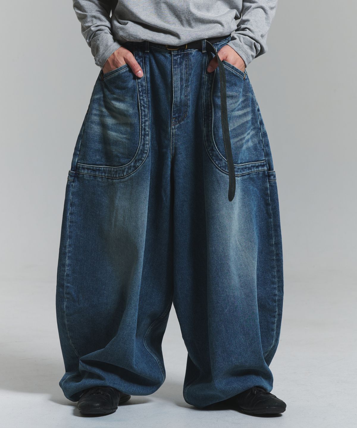 뉴치프시크디피(NEWCHEAPCHICDP) oculus baggy jean (deep blue)