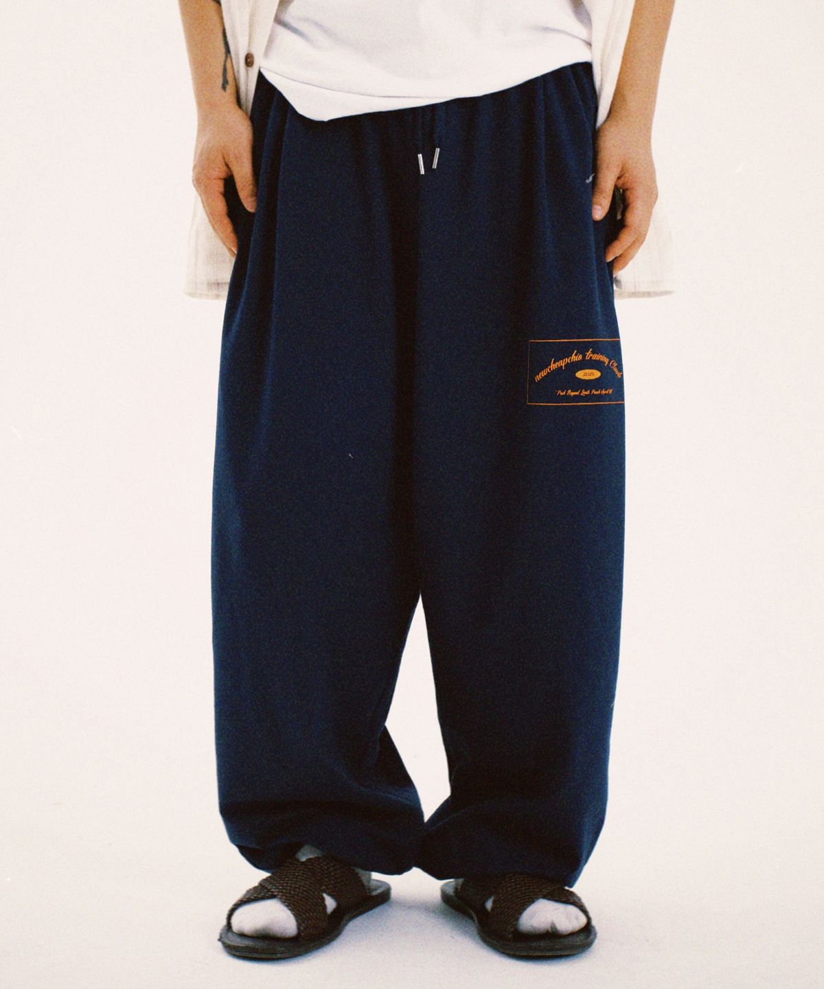 뉴치프시크디피(NEWCHEAPCHICDP) Training club sweatpants (navy)
