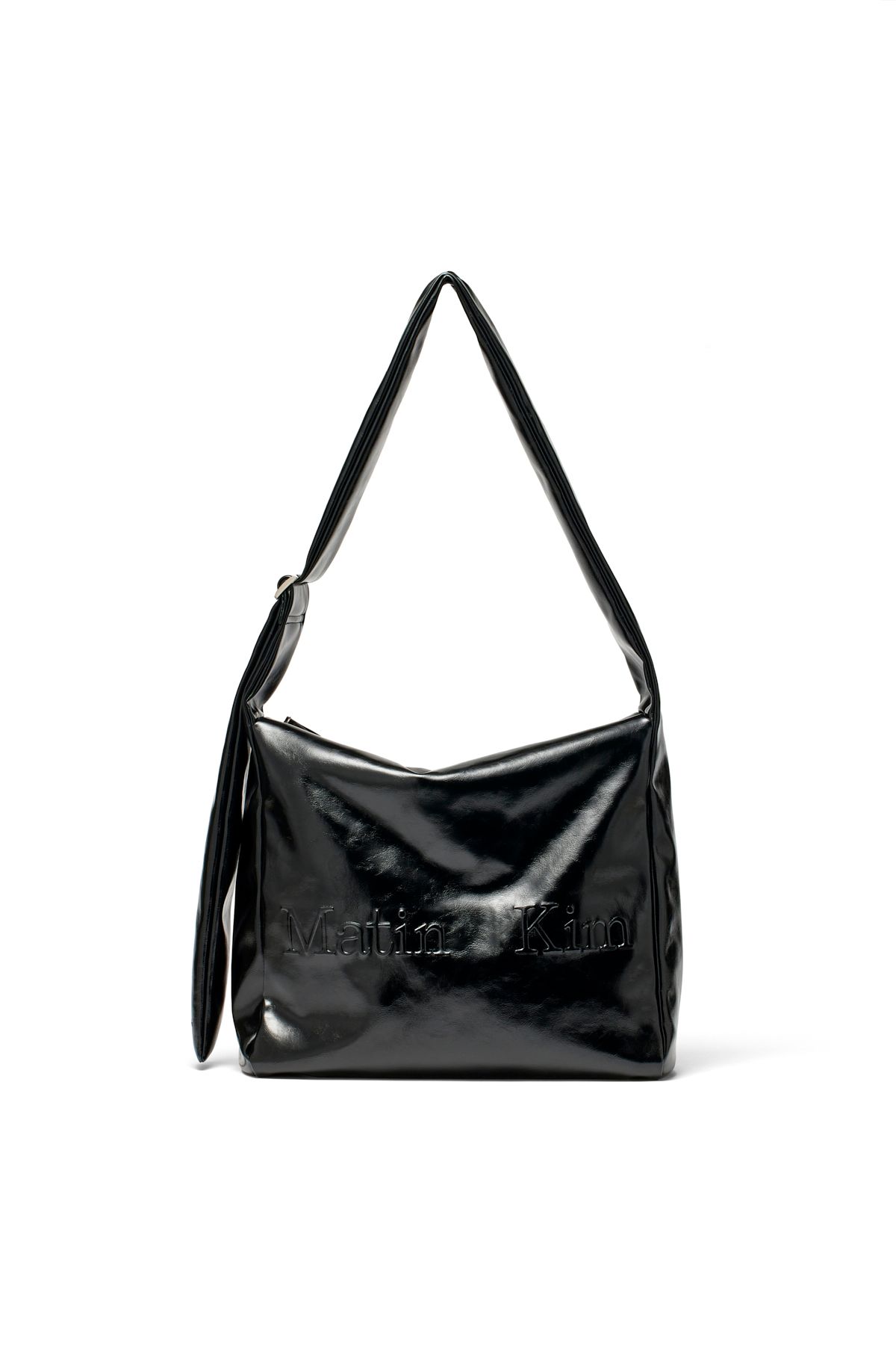 無料配送 ★Matin Kim★ EMBOSSED LOGO LEATHER SHOULDER BAG MUSINSA公式 | MATIN KIM EMBOSSED LOGO LEATHER SHOULDER BAG