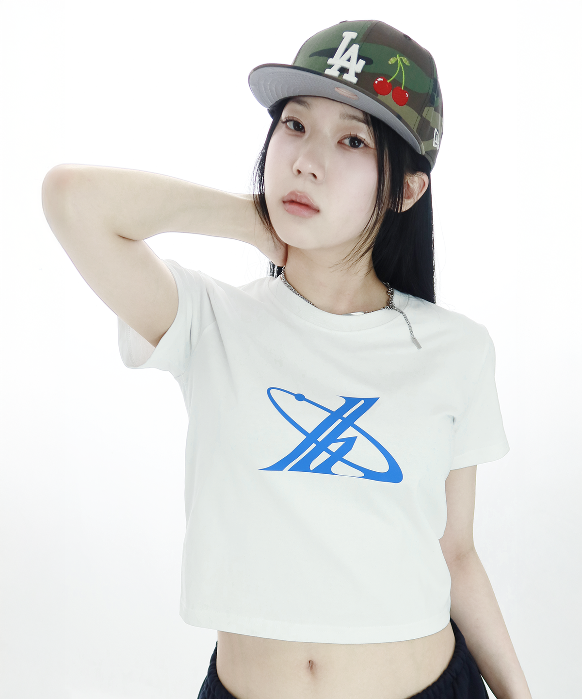 저스트행(JUSTHANG) 빅 뉴트로 블루 로고 화이트  크롭티