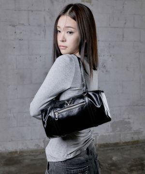 녹스 메탈 로고 아일렛 스트랩 숄더백 남녀공용