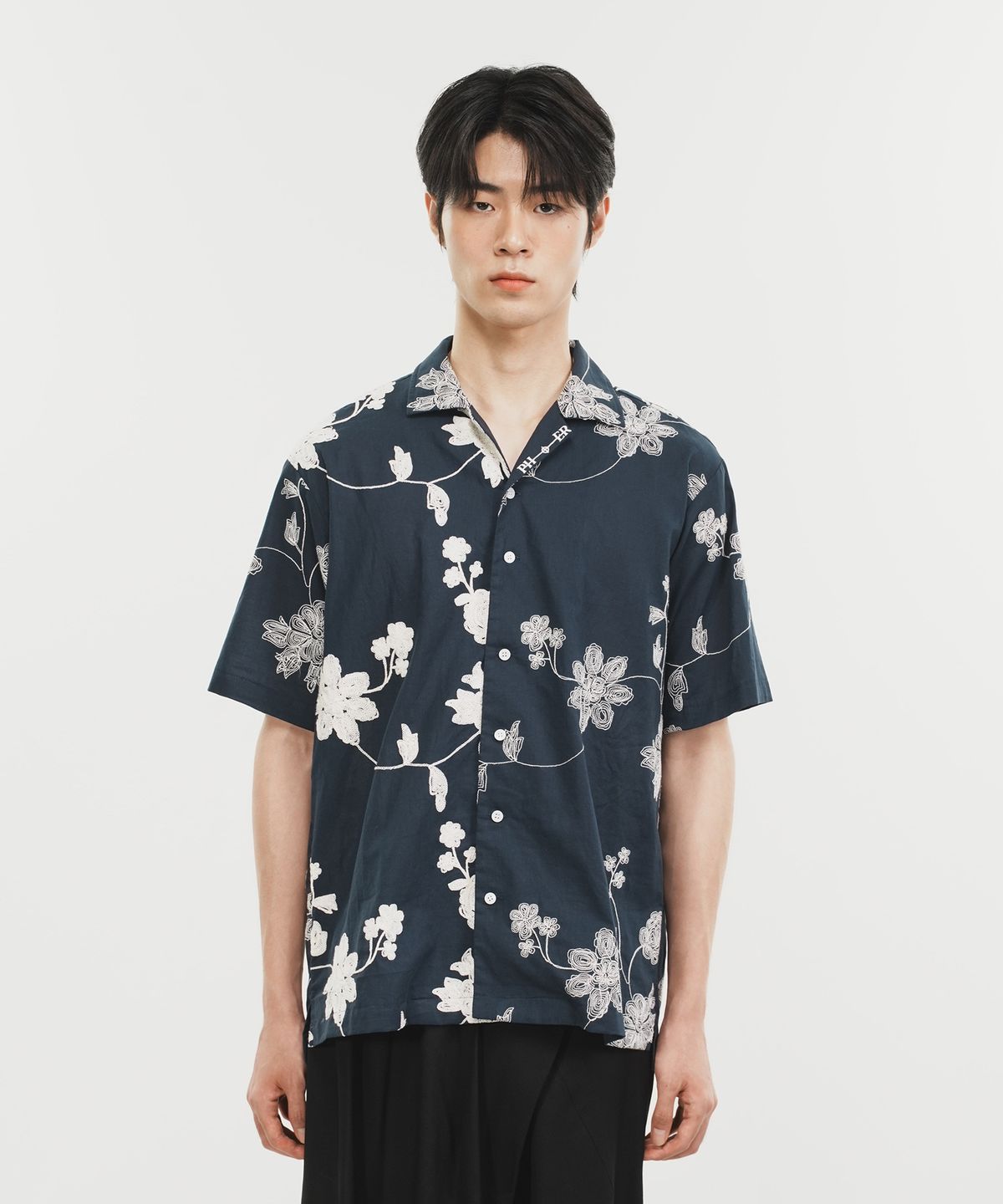 페노메논시퍼(PHENOMENON SEEPER) Unbalance Flower Half Shirt_Navy