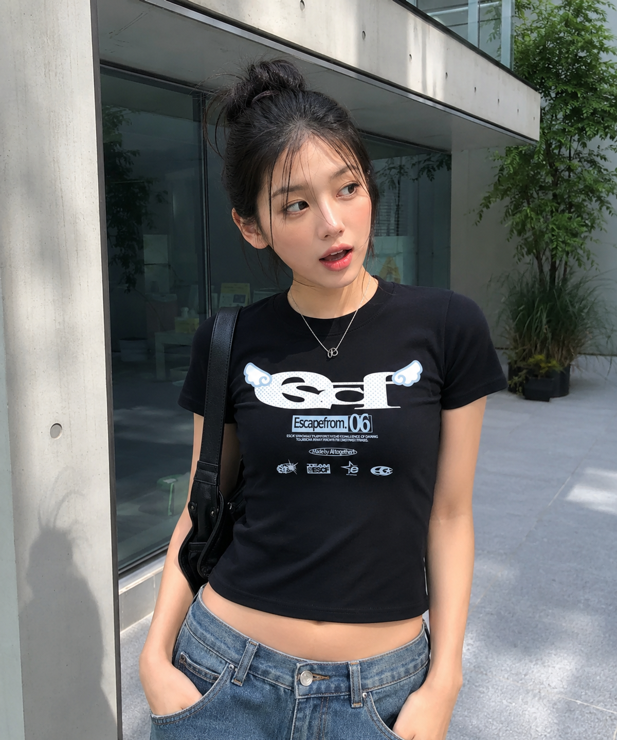 이스케이프프롬(ESCAPEFROM) 엔젤 ESCF 로고 콜라주 프린트 슬림핏 반팔티 블랙