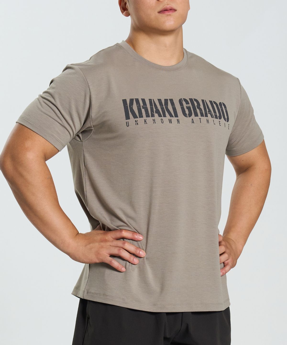 카키그라도(KHAKI GRADO) K.A.G 시그니처1 스탠다드핏 반팔 티셔츠 (Desert Khaki)