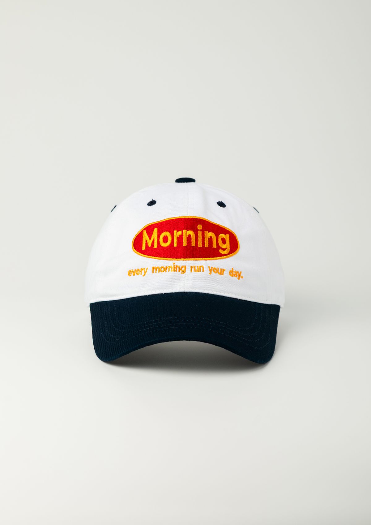 모닝커피런클럽(MORNINGCOFFEERUNCLUB) 모닝 원형 로고 투톤 볼캡 네이비