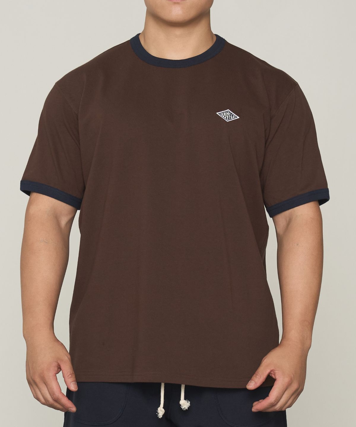 카키그라도(KHAKI GRADO) [Vision Park] 로고 링거 레귤러핏 티셔츠 (Brown)