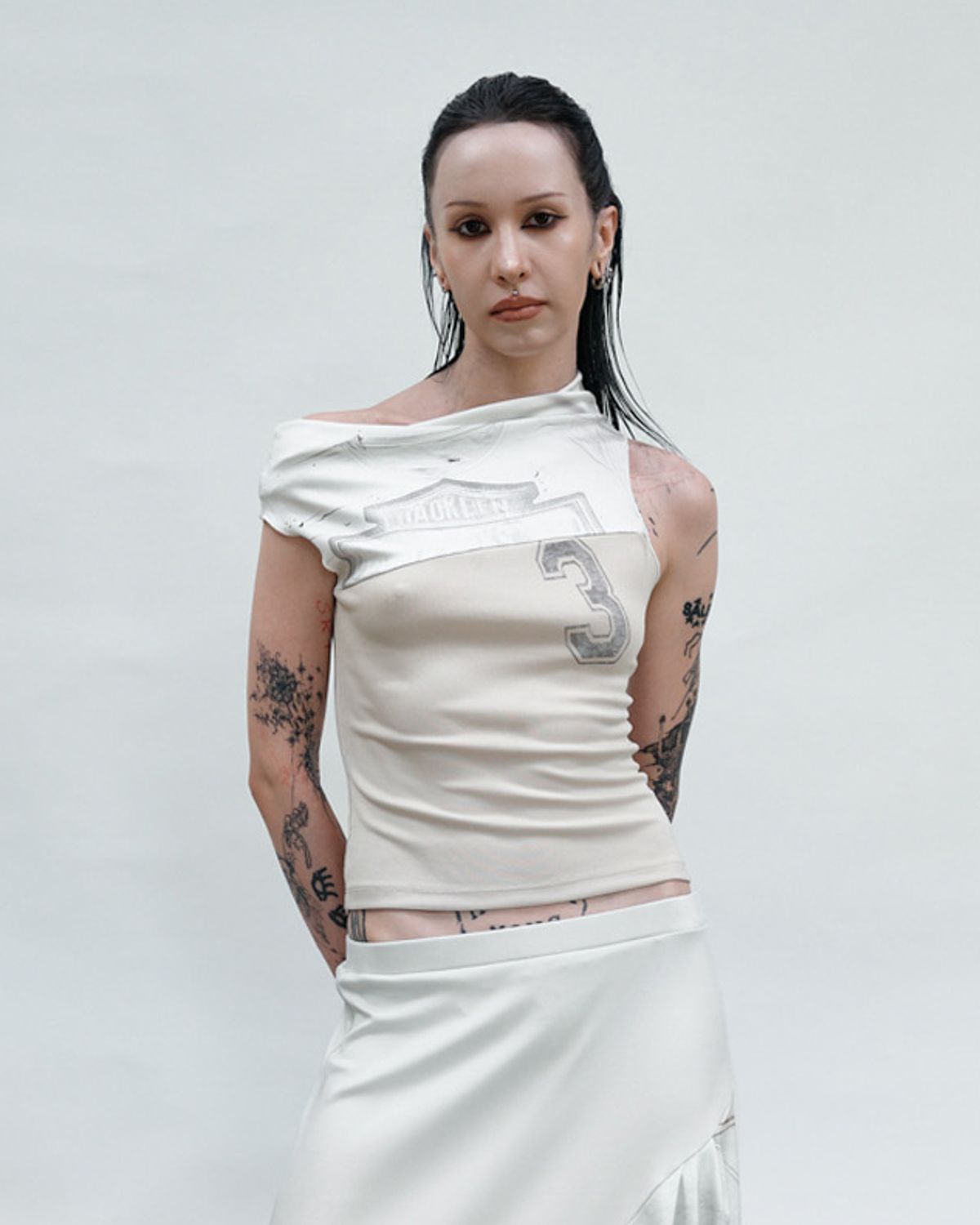 도그마 엑스(DOGMA EHKS) DRAPED OFF-SHOULDER SLEEVELESS BEIGE