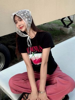 (우먼) 골든데이즈 체리 프린트 크롭 티셔츠 [BLACK]