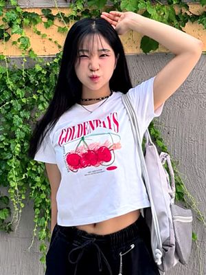 (우먼) 골든데이즈 체리 프린트 크롭 티셔츠 [WHITE]