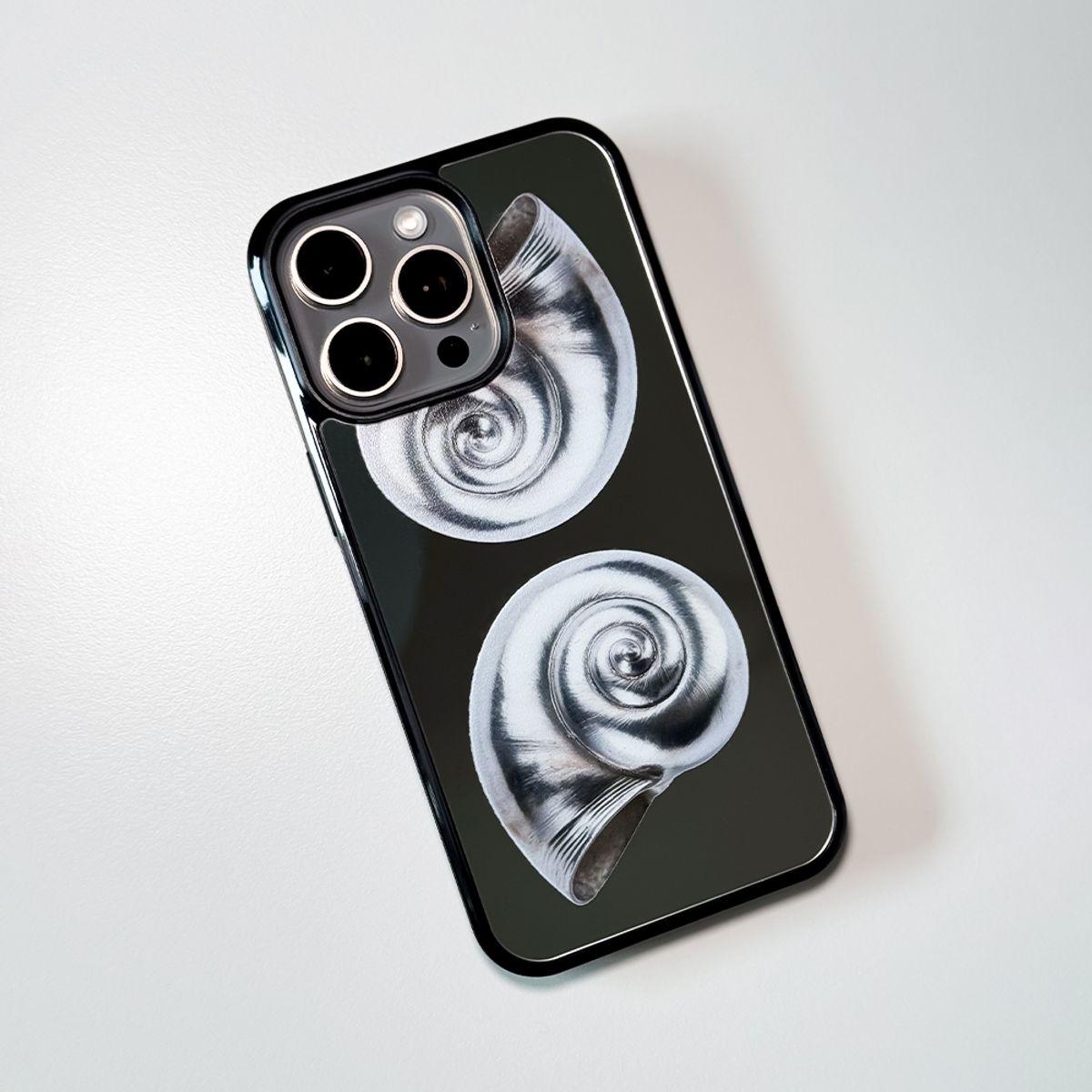 메모리즈바운더리(MEMORIESBOUNDARY) NTA Silverborn Concha Bumper Mirror Phone Case (MagSafe)