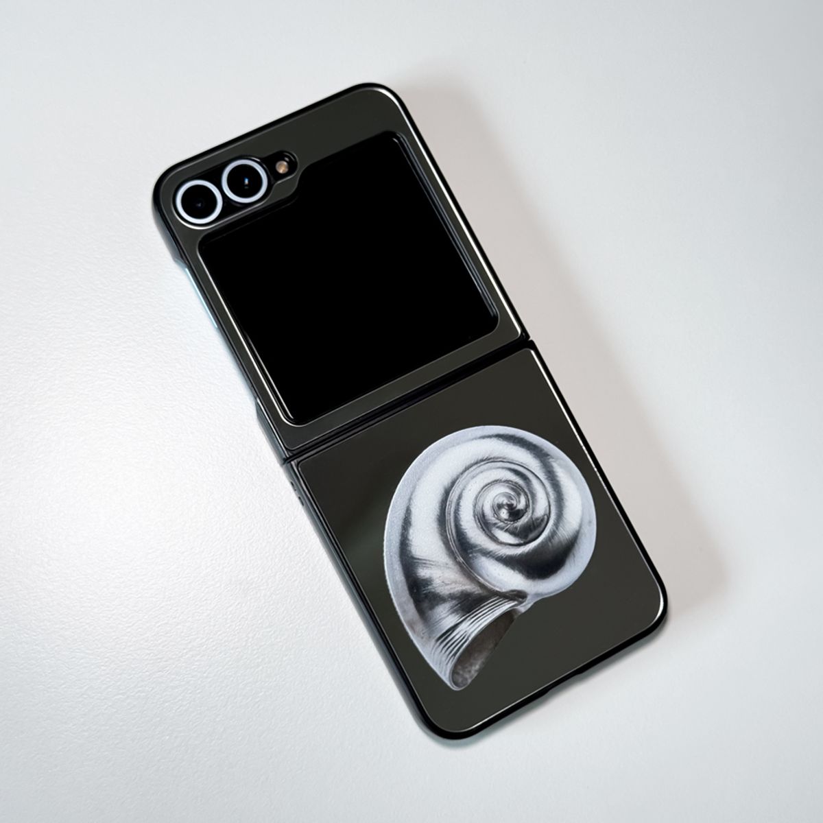 메모리즈바운더리(MEMORIESBOUNDARY) NTA Silverborn Concha Bumper Mirror Phone Case (Z Flip)