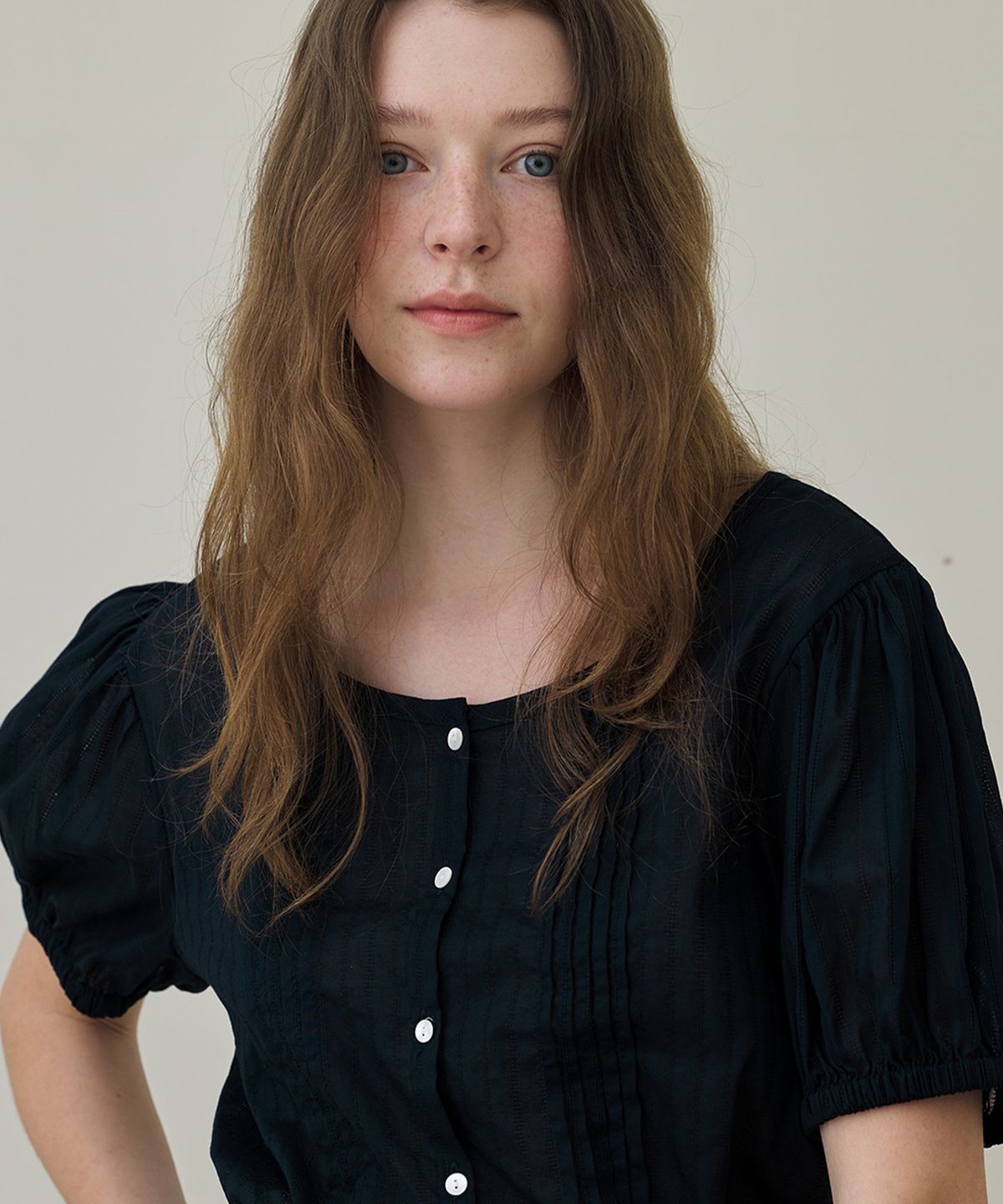 벗튼(BUT'TON) Doby Pleats Blouse (Navy)