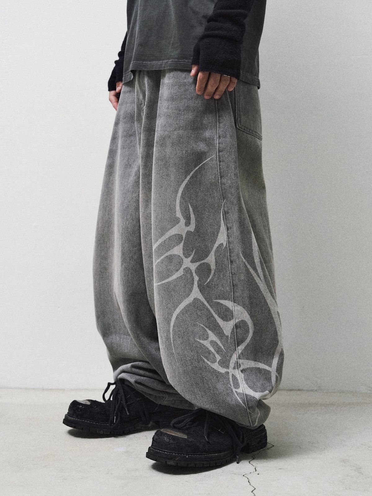 디에스엠티(DSMT) FLAME ARTWORK WIDE DENIM_GREY