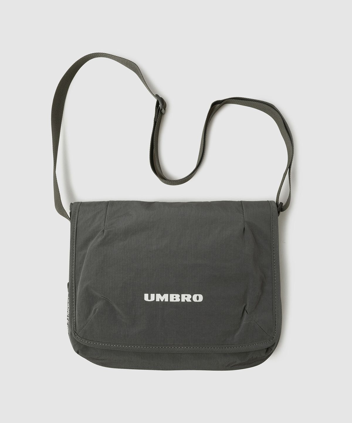 엄브로(UMBRO) 익스펜드라이트 V1 크로스백 차콜(UQ323CBG90)