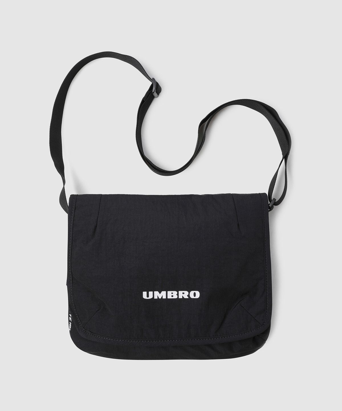 엄브로(UMBRO) 익스펜드라이트 V1 크로스백 블랙(UQ323CBG90)