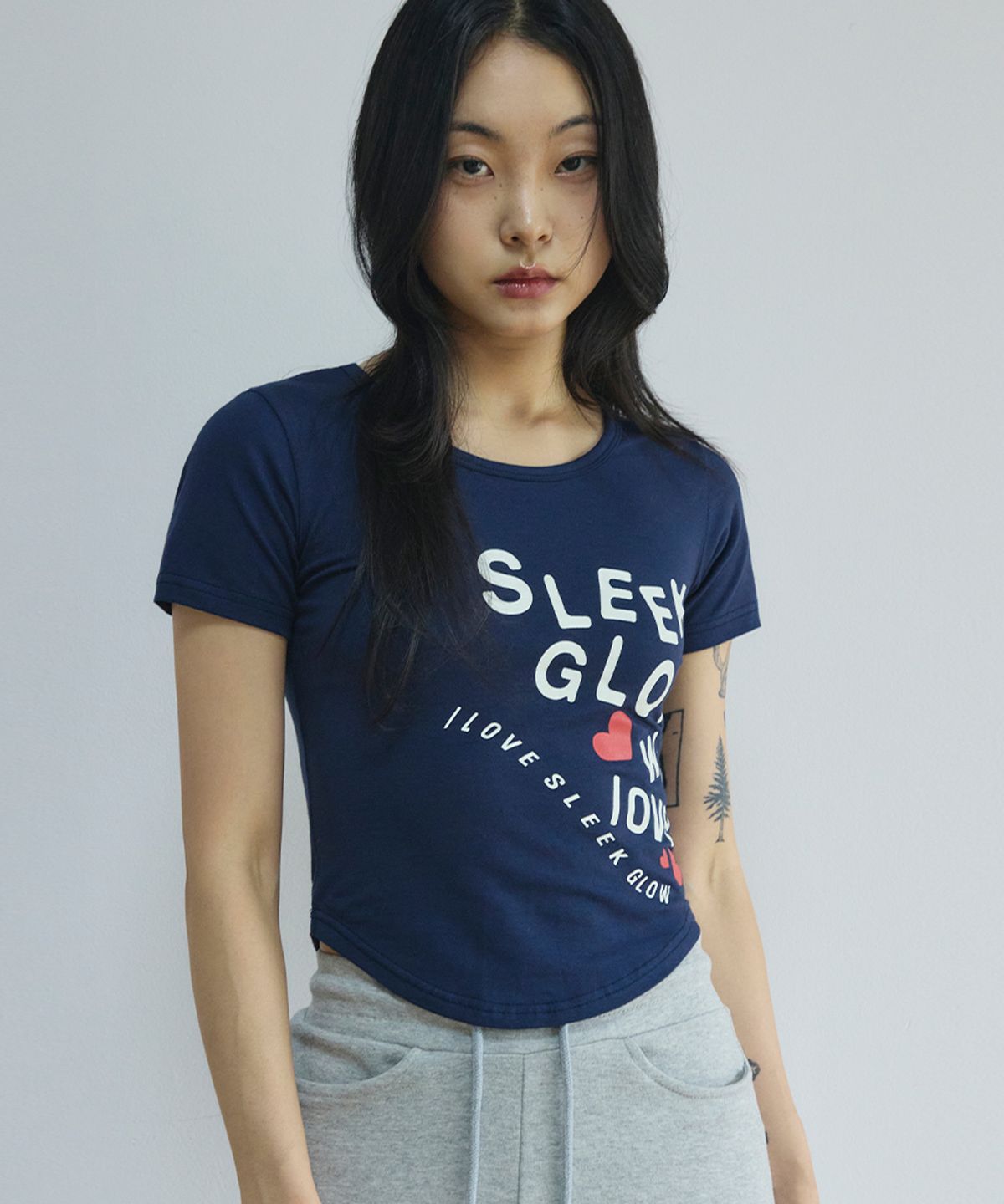 슬릭글로우(SLEEKGLOW) 아이 러브 SLGW 크롭 티셔츠[네이비]