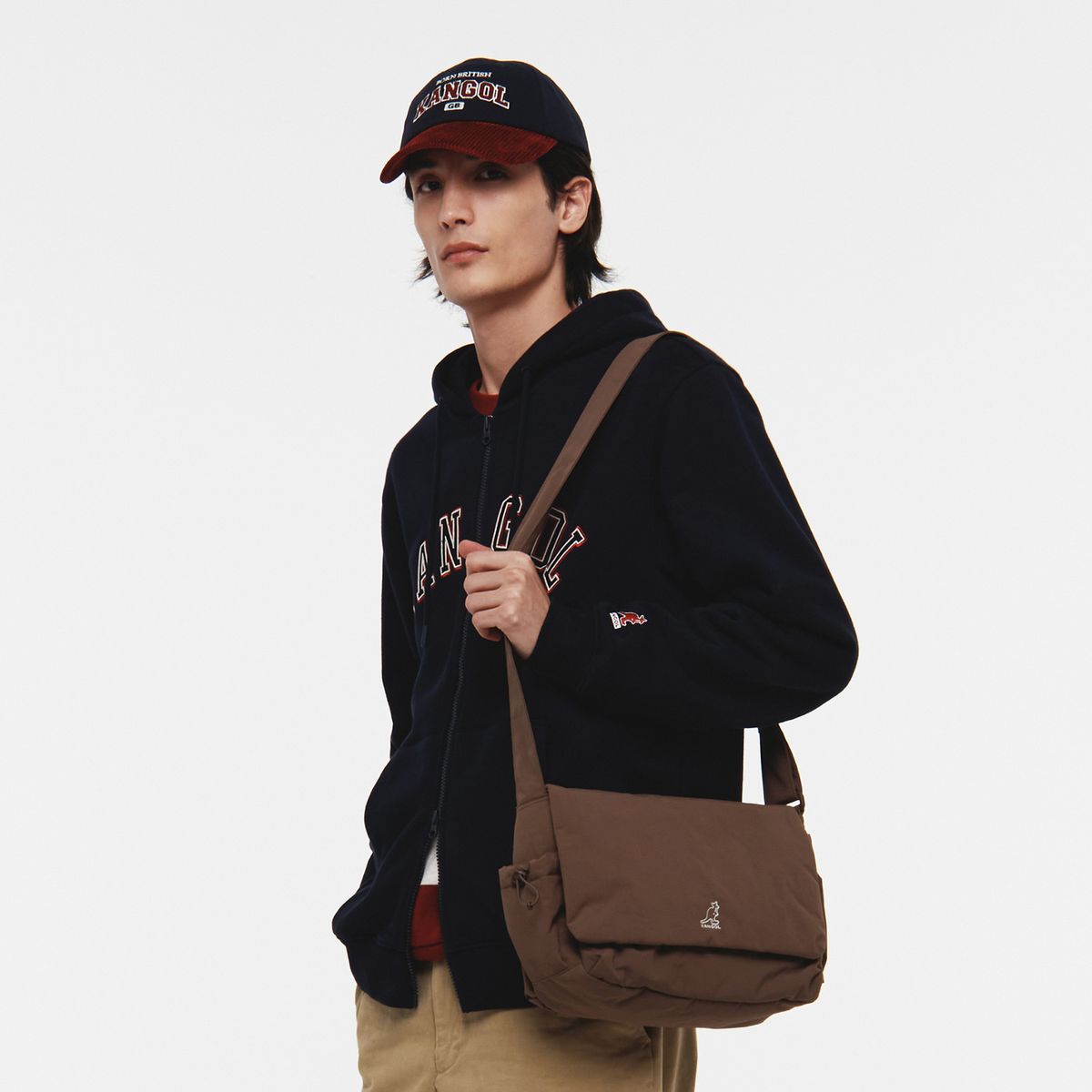 캉골(KANGOL) 에센셜 플러스 플랩 메신저 2099 브라운