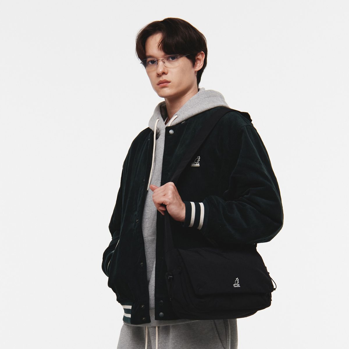 캉골(KANGOL) 에센셜 플러스 플랩 메신저 2099 블랙