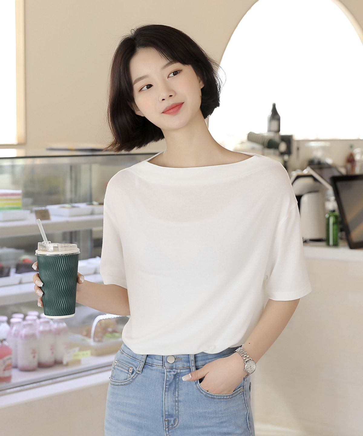 빼빼(BBAEBBAE) 오프숄더연출가능 입술넥 티셔츠