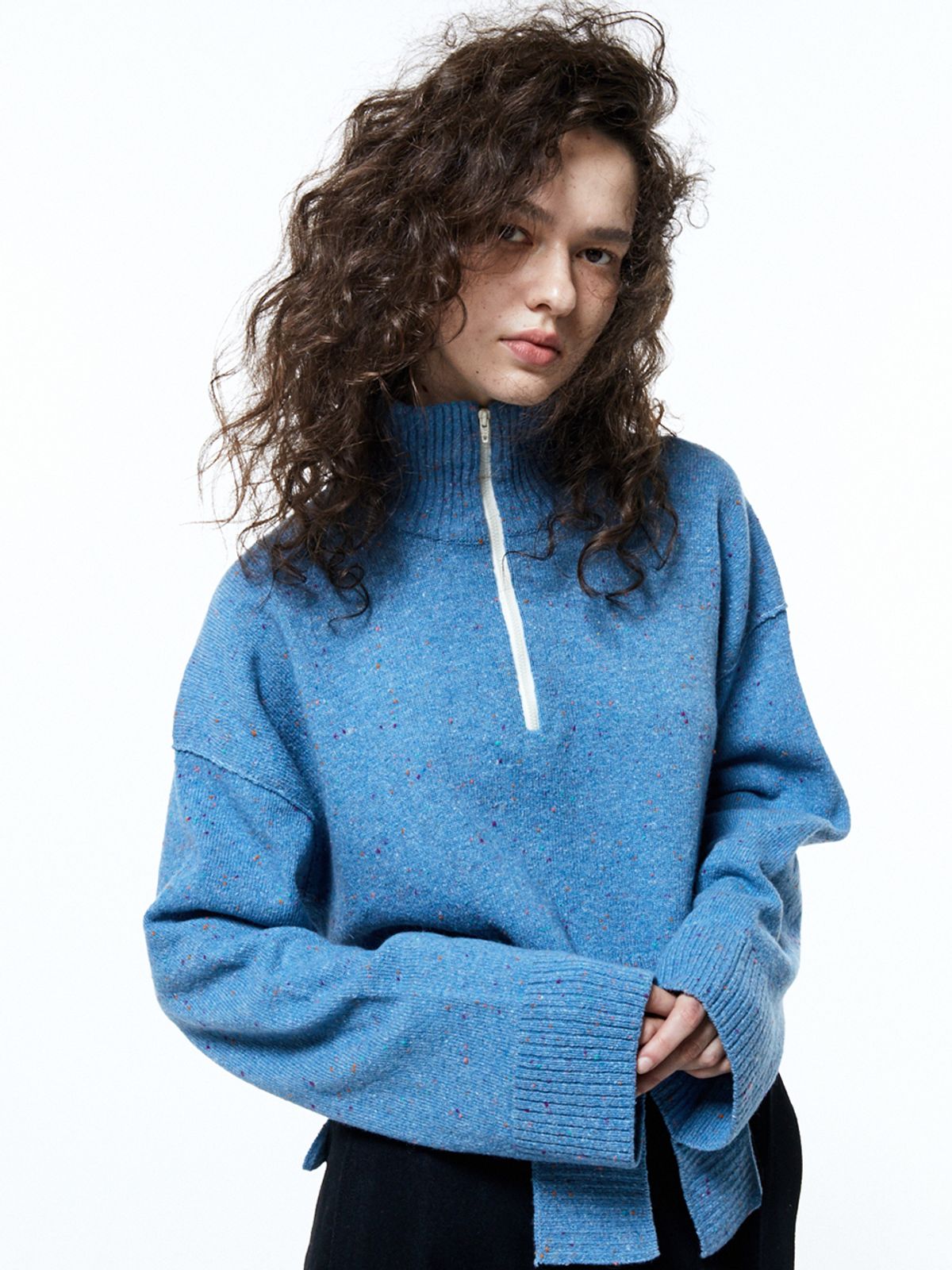 하우스공칠이씨(HAUS072C) HALF ZIP-UP CROP KNIT BLUE