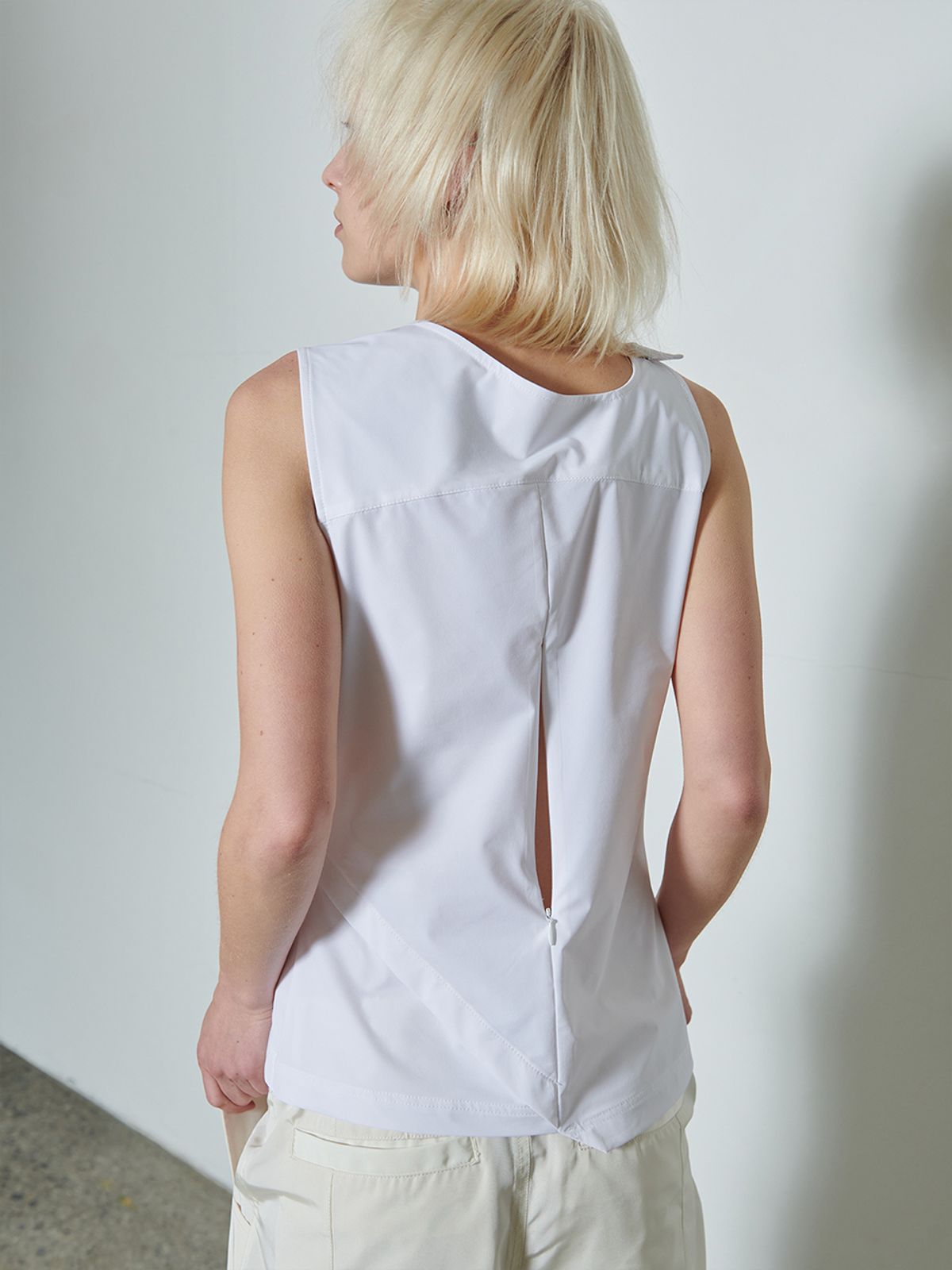 리게(RIGHE) UNBALANCE SLEEVELESS WHITE