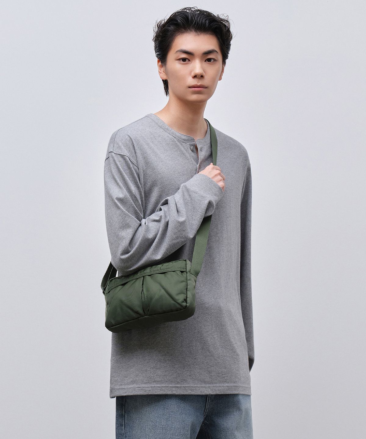 무신사 스탠다드(MUSINSA STANDARD) AVR 듀얼 포켓 미니 크로스 백 [카키]