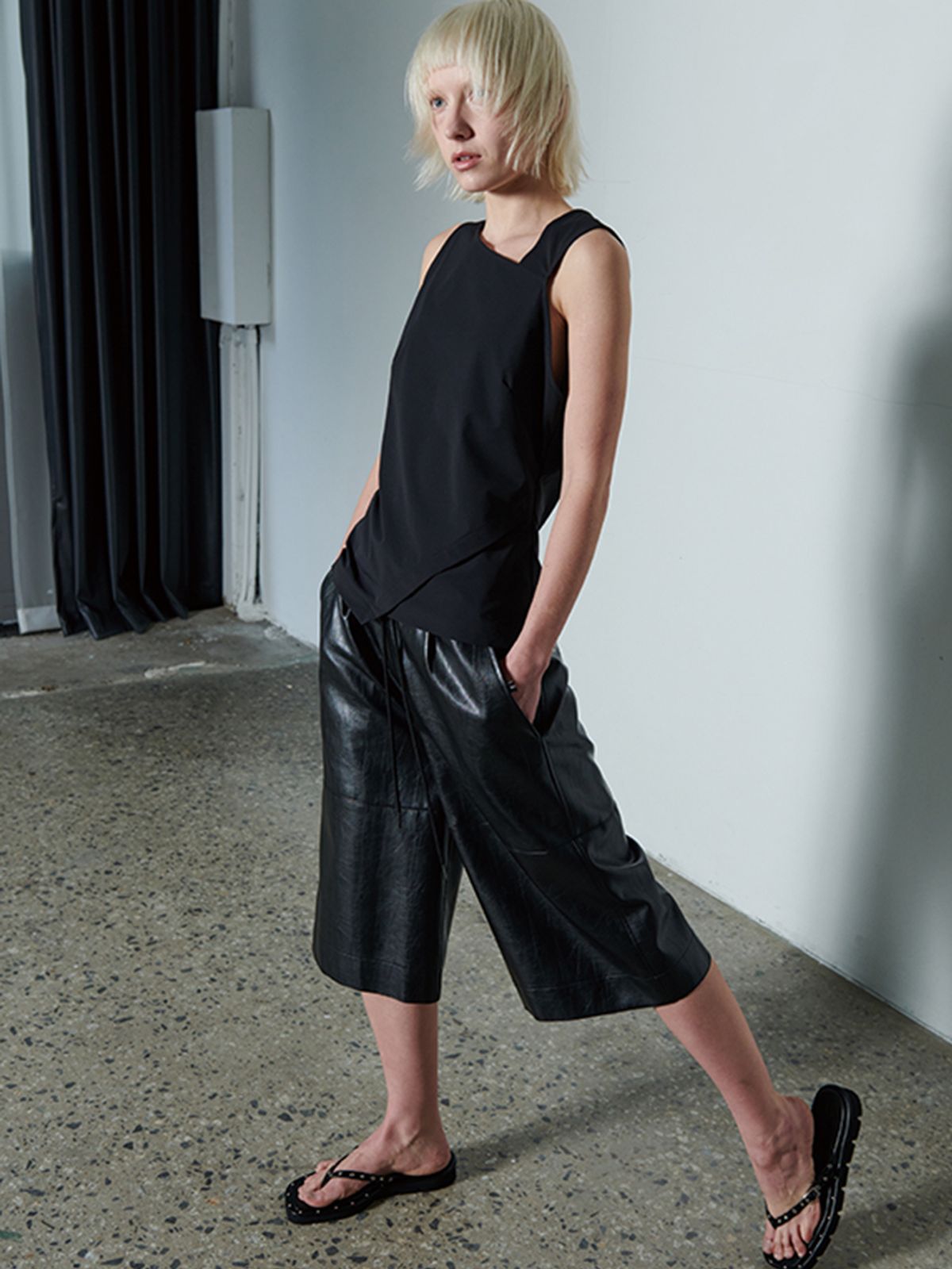 리게(RIGHE) LEATHER SHORTS BLACK