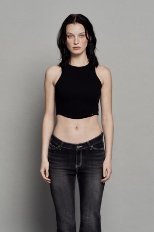 PLAIN RIB SLEEVELESS CROP TOP BLACK