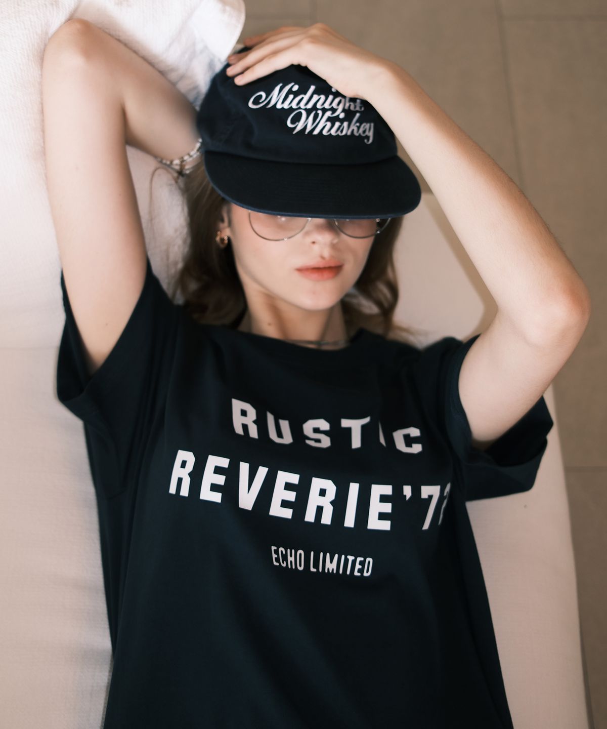 러스틱 레버리(RUSTIC REVERIE) 러스틱 72 아치 로고 오버사이즈 티셔츠_네이비