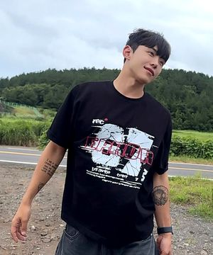 디스토티드 에러 그래픽 크롭 티셔츠 [BLACK]