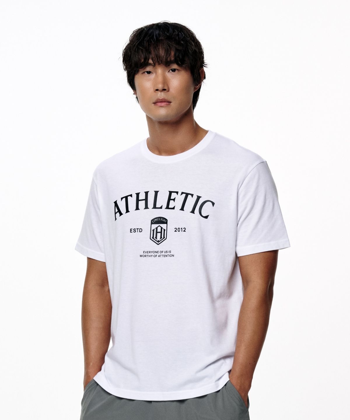 라임라잇 어패럴(LIMELIGHT APPAREL) 애슬릿 스탠다드 핏 애슬레틱 로고 티셔츠 (화이트/블랙)